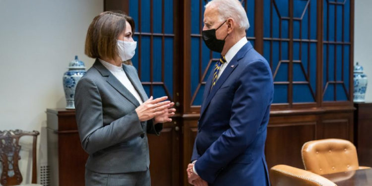Biden, Belaruslu muhalif lider Tikhanovskaya ile Beyaz Saray'da bir araya geldi