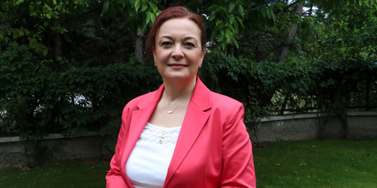 Bilim Kurulu Üyesi  Prof. Dr. Özkan'dan bayramda yeni pik uyarısı: Ziyaretler yakın akrabalarımızla sınırlı kalmalı, seyahat sonrası lütfen sarılmayalım