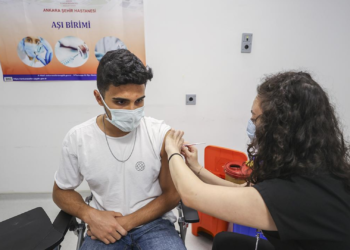 Bilim Kurulu üyesi Akın'dan yüz yüze eğitim öncesi 18 yaşa aşı çağrısı