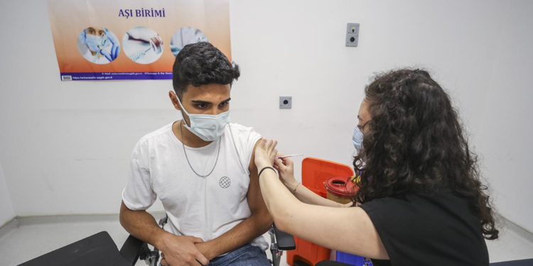 Bilim Kurulu üyesi Akın'dan yüz yüze eğitim öncesi 18 yaşa aşı çağrısı