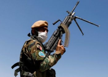 Bin Afgan askeri daha Tacikistan sınırını geçip ülkeyi terk etti: "Hayatımızı kurtarıyoruz"