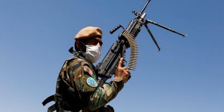 Bin Afgan askeri daha Tacikistan sınırını geçip ülkeyi terk etti: "Hayatımızı kurtarıyoruz"