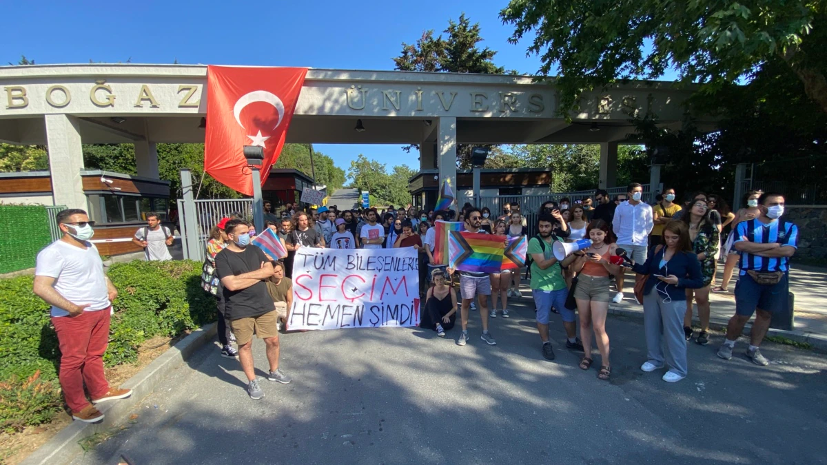 Boğaziçililer’den ‘Mücadele Sürecek’ Mesajı

Boğaziçi Üniversitesi öğrencileri ve akademisyenleri “kayyum rektör” olarak niteledikleri Profesör Melih Bulu’nun göreve atandıktan altı buçuk ay sonra yine gece yarısı yayınlanan bir kararnameyle görevden alınmasını şarkılar söyleyerek ve kampüste baklava dağıtarak kutladı