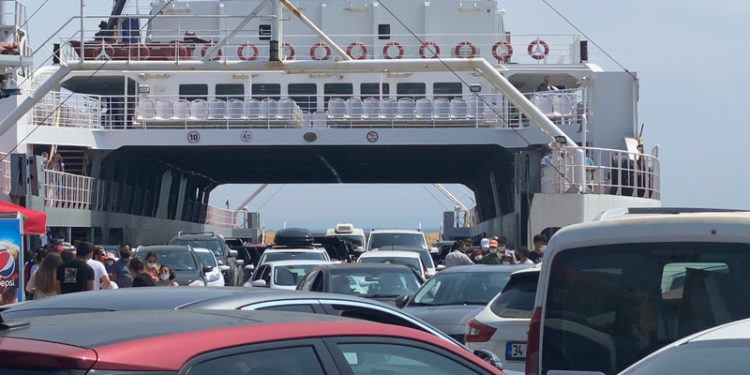 Bozcaada biletlerinin internette 100 TL daha pahalı olması tepki çekti