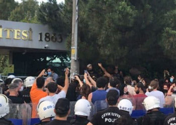 Boğaziçi’ne ‘kilit’: Öğrencilerden okul önünde eylem