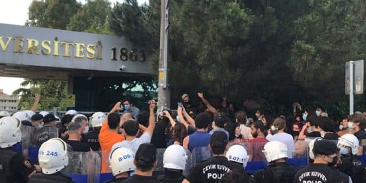 Boğaziçi’ne ‘kilit’: Öğrencilerden okul önünde eylem