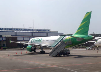 Covid-19 pozitif adam karısının kimliğiyle uçağa bindi; tuvalette çarşaf ve peçesini çıkarınca yakalandı