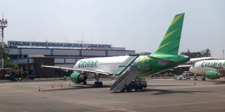 Covid-19 pozitif adam karısının kimliğiyle uçağa bindi; tuvalette çarşaf ve peçesini çıkarınca yakalandı