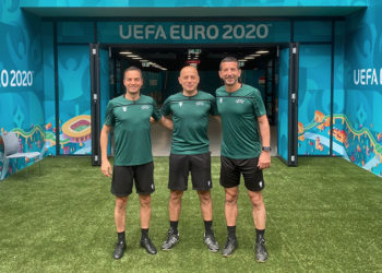 Cüneyt Çakır ve ekibi Londra'ya gitti; yarı final veya final yönetebilirler