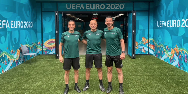 Cüneyt Çakır ve ekibi Londra'ya gitti; yarı final veya final yönetebilirler