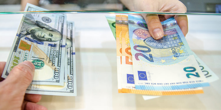 Dolar yeni haftaya 8.66 seviyesinden başladı; Euro 10.28
