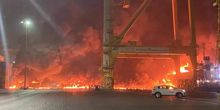 Dubai'de büyük bir patlama meydana geldi; çıkan yangın kontrol altına alındı