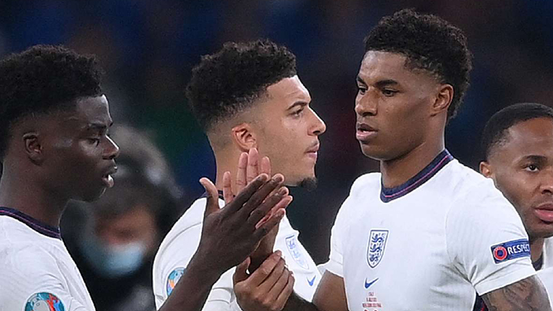 EURO 2020 finalinde İngiltere'de penaltıları kaçıran Saka, Sancho ve Rashford'a ırkçı saldırı