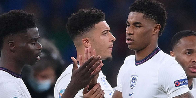 EURO 2020 finalinde İngiltere'de penaltıları kaçıran Saka, Sancho ve Rashford'a ırkçı saldırı