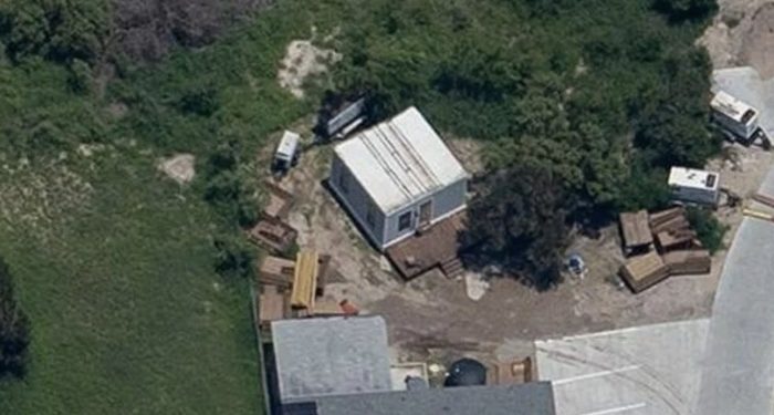 Elon Musk 35 metrekarelik prefabrik eve yerleşti