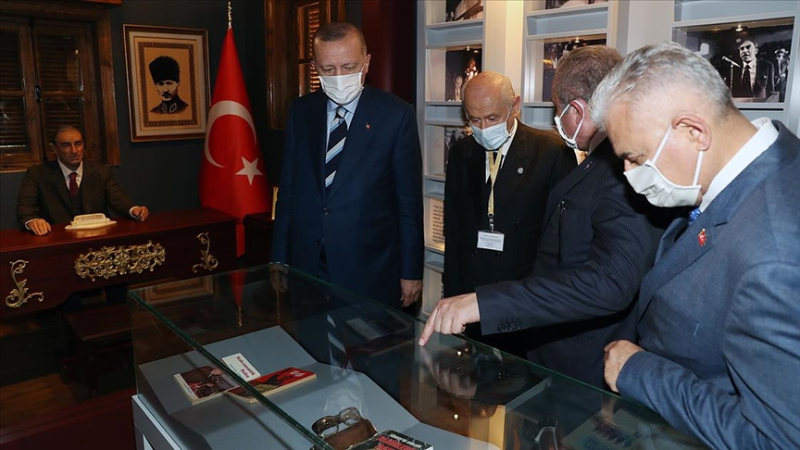 Erdoğan, KKTC'de MHP'nin kurucusu Alparslan Türkeş'in doğduğu müze evi gezdi