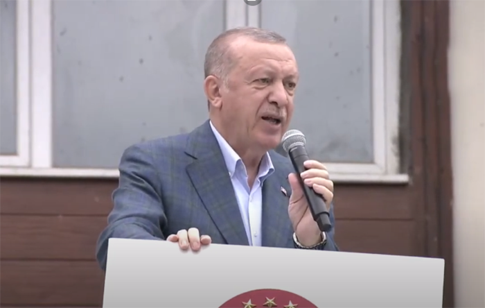 Erdoğan sel felaketinin yaşandığı Rize’de miting yaptı, çay dağıttı