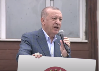 Erdoğan sel felaketinin yaşandığı Rize’de miting yaptı, çay dağıttı
