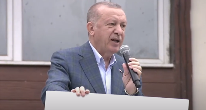 Erdoğan sel felaketinin yaşandığı Rize’de miting yaptı, çay dağıttı