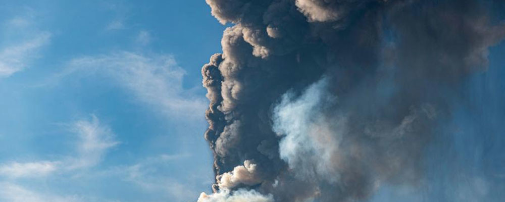 Etna Yanardağı kül bulutları püskürtmeye başladı