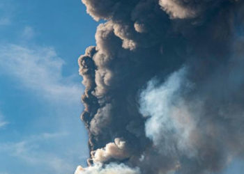 Etna Yanardağı kül bulutları püskürtmeye başladı
