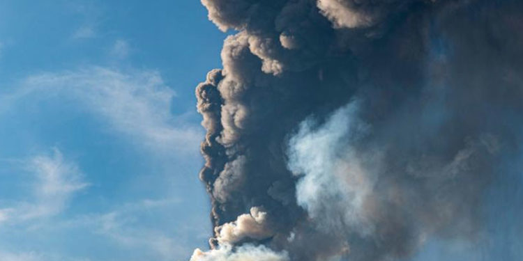 Etna Yanardağı kül bulutları püskürtmeye başladı