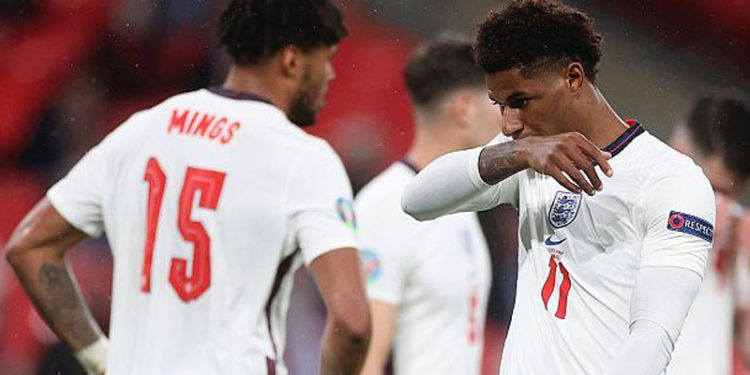 Euro 2020 heyecanı yerini 'ırkçılık' ve 'ikiyüzlülük' tartışmalarına bıraktı: Futbolcular isyan etti