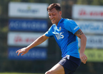 Fenerbahçe'de Mesut Özil, takımla çalışmalara başladı