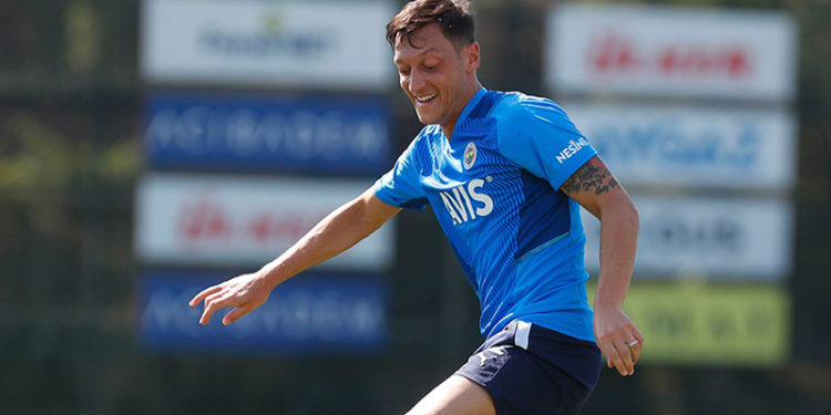 Fenerbahçe'de Mesut Özil, takımla çalışmalara başladı