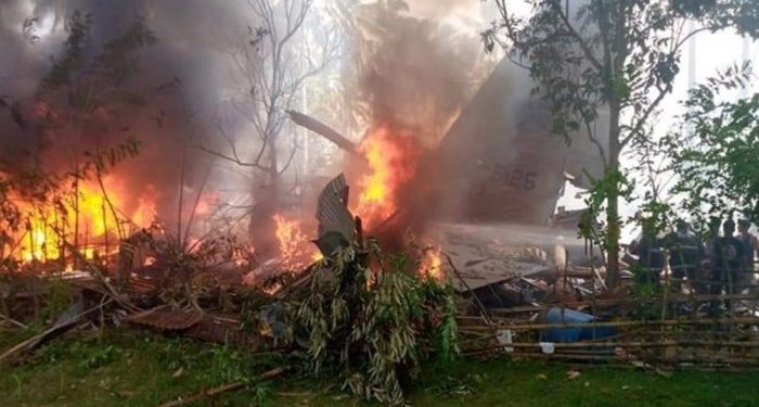 Filipinler’de askeri uçak düştü: İçinde 92 kişi vardı