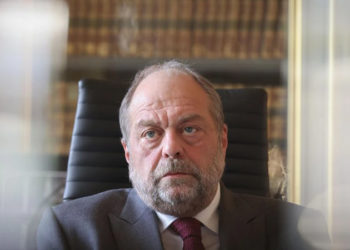 Fransa Adalet Bakanı "yasa dışı menfaat sağlamak" suçlamasıyla yargılanacak