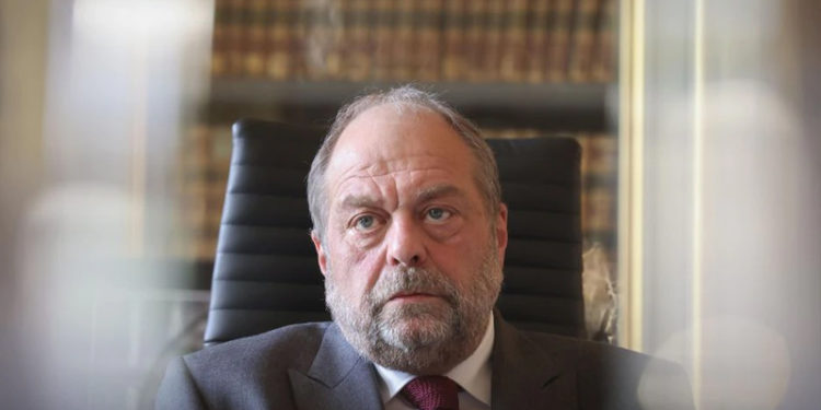 Fransa Adalet Bakanı "yasa dışı menfaat sağlamak" suçlamasıyla yargılanacak