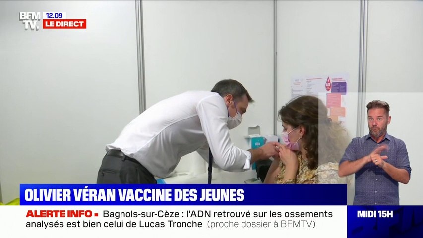 Fransa Sağlık Bakanı Olivier Veran, aşı olmaya ikna ettiği gençleri kendi aşıladı