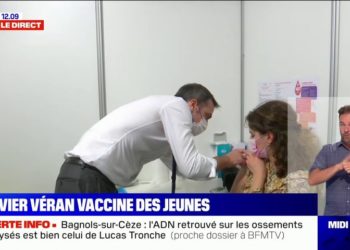 Fransa Sağlık Bakanı Olivier Veran, aşı olmaya ikna ettiği gençleri kendi aşıladı