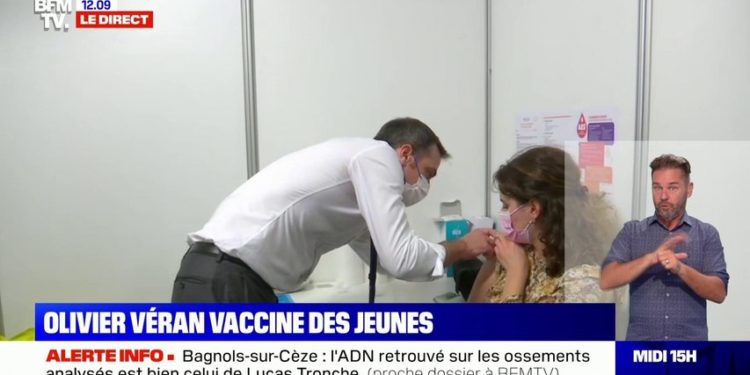 Fransa Sağlık Bakanı Olivier Veran, aşı olmaya ikna ettiği gençleri kendi aşıladı
