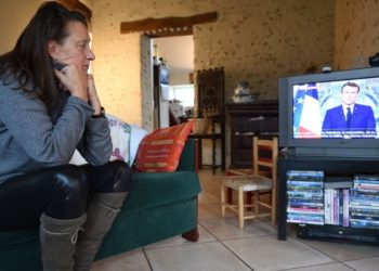 Fransa tüm sağlık çalışanlarına aşı zorunluluğu getirdi