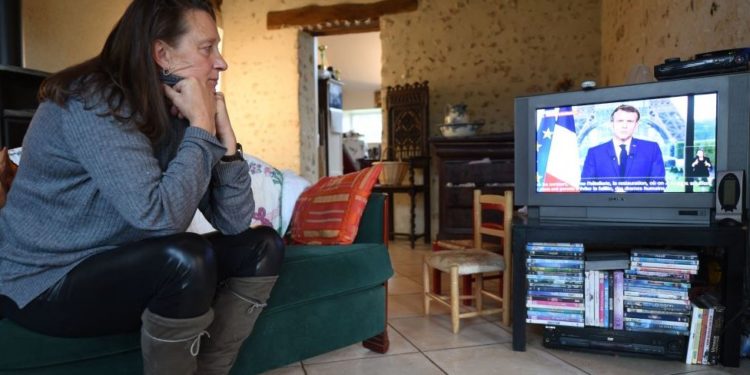 Fransa tüm sağlık çalışanlarına aşı zorunluluğu getirdi