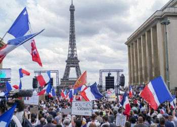 Fransa ve İtalya'da on binler 'aşı kartı' uygulamasını protesto etti