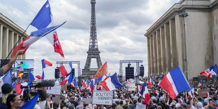 Fransa ve İtalya'da on binler 'aşı kartı' uygulamasını protesto etti