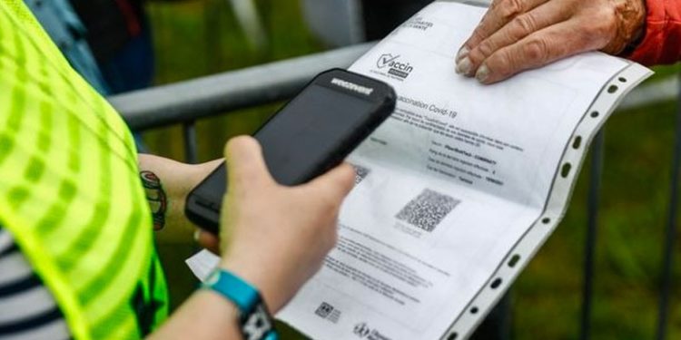 Fransa'da Covid-19 aşı sertifikası döneminin ilk aşaması başlıyor: Sinema, tiyatro, müzelere girerken gösterilecek