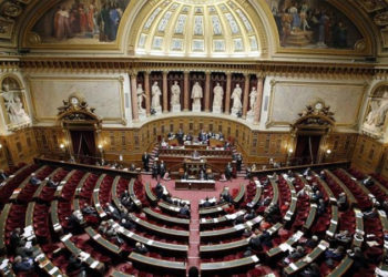 Fransa'da Senato, tartışmalı Covid-19'la mücadele yasa tasarısını değişikliklerle kabul etti