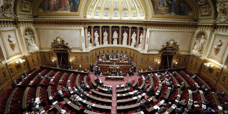 Fransa'da Senato, tartışmalı Covid-19'la mücadele yasa tasarısını değişikliklerle kabul etti