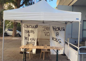 Fransa'da aşı karşıtları Covid-19 aşı merkezini hedef aldı