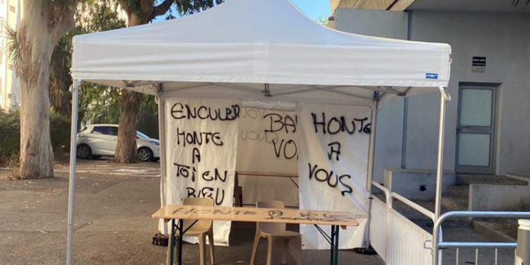 Fransa'da aşı karşıtları Covid-19 aşı merkezini hedef aldı