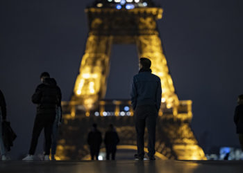Fransa'da aşı sertifikasını yaygınlaştıran ve sağlık çalışanlarına zorunluluk getiren yasa tasarı Ulusal Meclis'ten geçti