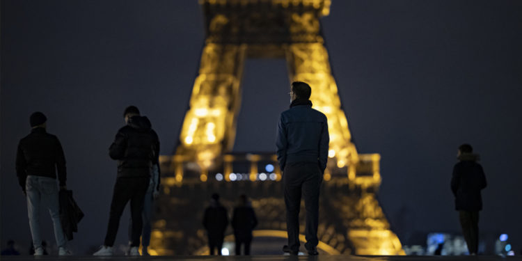 Fransa'da aşı sertifikasını yaygınlaştıran ve sağlık çalışanlarına zorunluluk getiren yasa tasarı Ulusal Meclis'ten geçti