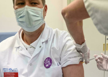 Fransa'da hastane ve bakımevi personeline Covid-19 aşısı zorunlu kılındı