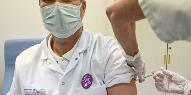 Fransa'da hastane ve bakımevi personeline Covid-19 aşısı zorunlu kılındı