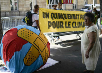 Fransa'da iklim yasa tasarısı parlamentoda kabul edildi