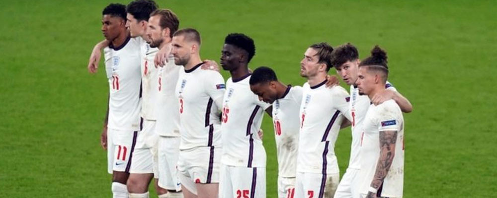 Futbolculara yapılan ırkçı saldırılar İngiliz basınında: 'Futbolun çirkin yüzü', 'Başbakan ikiyüzlülükle suçlandı'